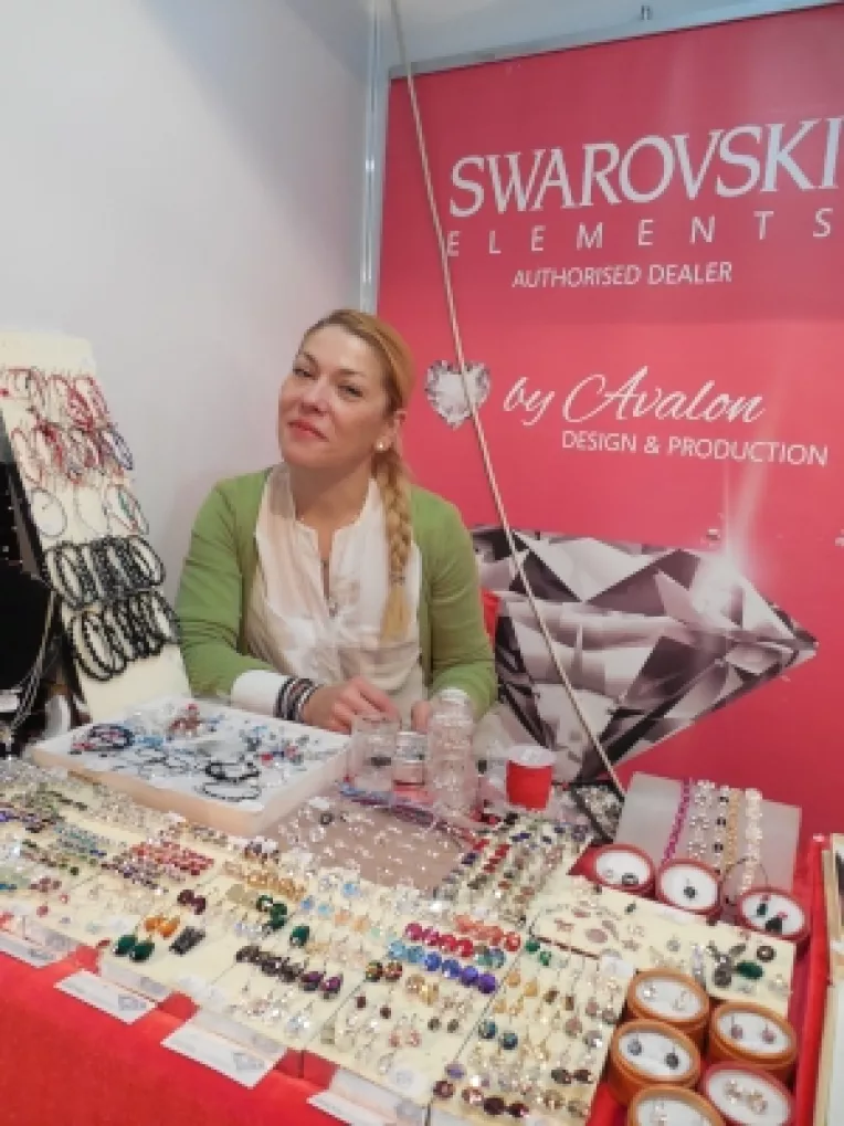 Viorica Roman: "Bratari din piele cu Swarovski si seturi din cercei si pandant cu Swarovski!"