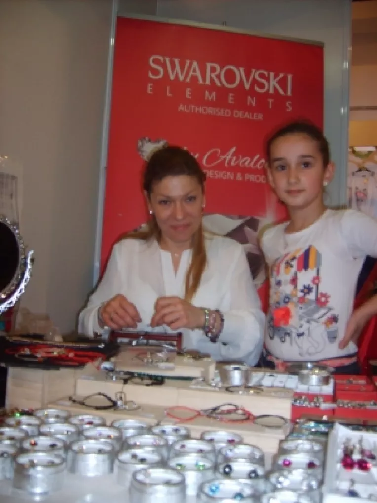 Viorica Roman: "Creez bijuterii hand-made din Swarovski!"