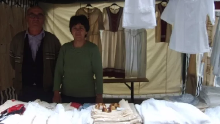 Viorica si Gheorghe Denes din judetul Harghita: "Ii, rochii, fuste si camasi barbatesti, din in, la targul Piata Taraneasca si Mester(esti)!"
