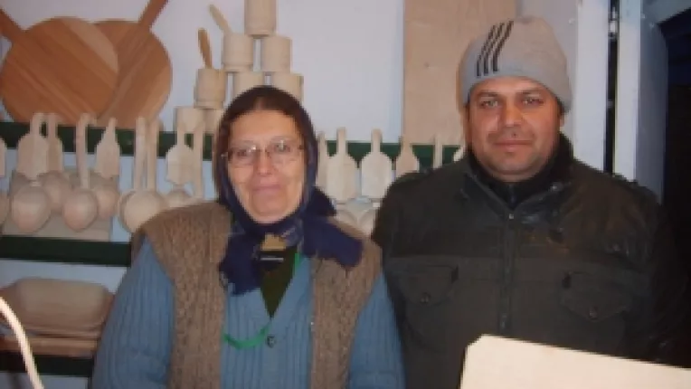 Vita Lepadatu din Valcea: "Linguri sculptate dupa modele traditionale romanesti si platouri din lemn!"
