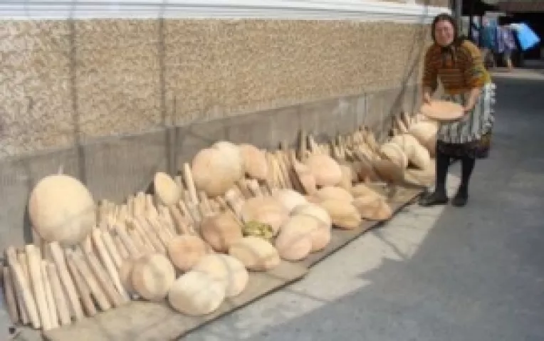 Vita Lepadatu: "Obiecte cioplite in lemn, de mine si de sotul meu, la Piata Taraneasca din Amzei!"