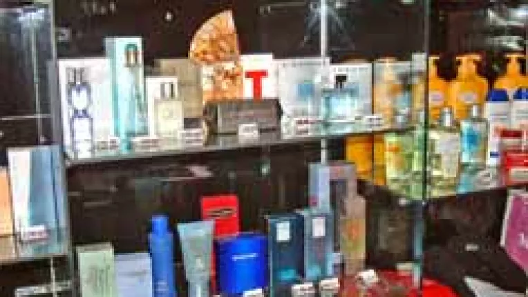 Vor aparea evaluatorii de contrafaceri