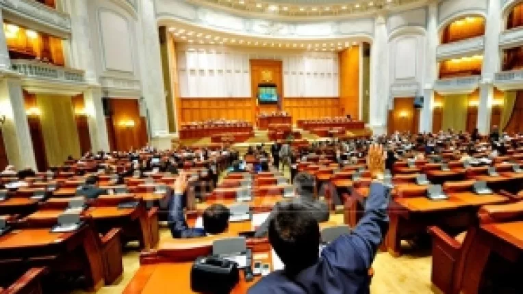 Votul "gresit": Boc lucrat de fidelii lui Blaga - Ioan Oltean, Mircea Toader si Nelu Botis