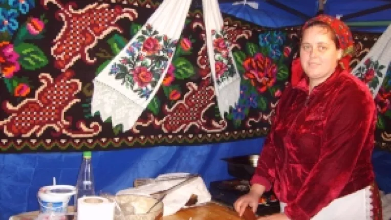 
Zeama acra si placinte cu branza si marar, la targul de produse traditionale din Piata Amzei
