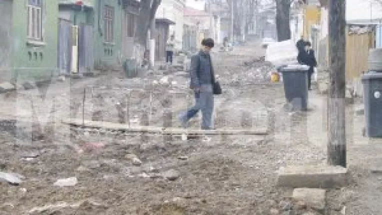 Zeci de miliarde de lei "inghitite" de strazi