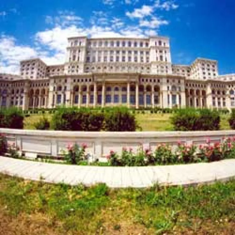 Zidurile Parlamentului cad in iarba