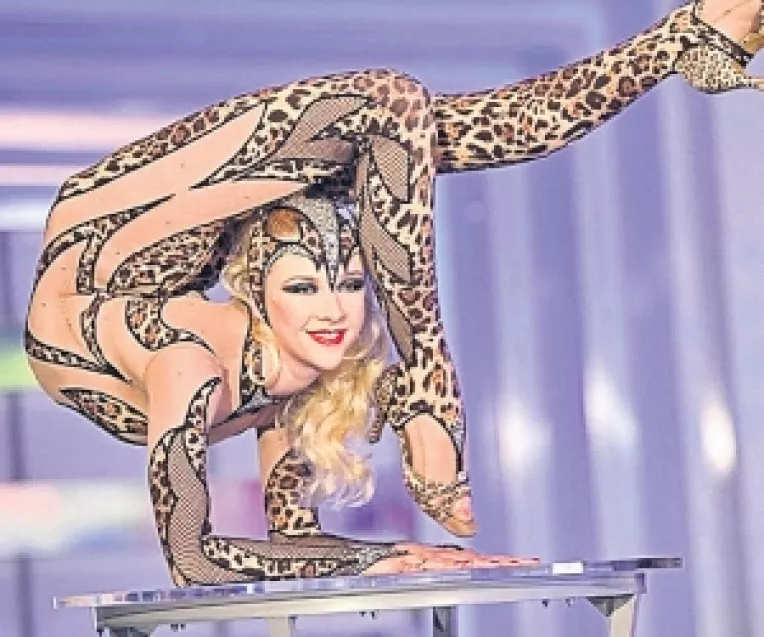 Zlata -"femeia elastic" face show la Maruta